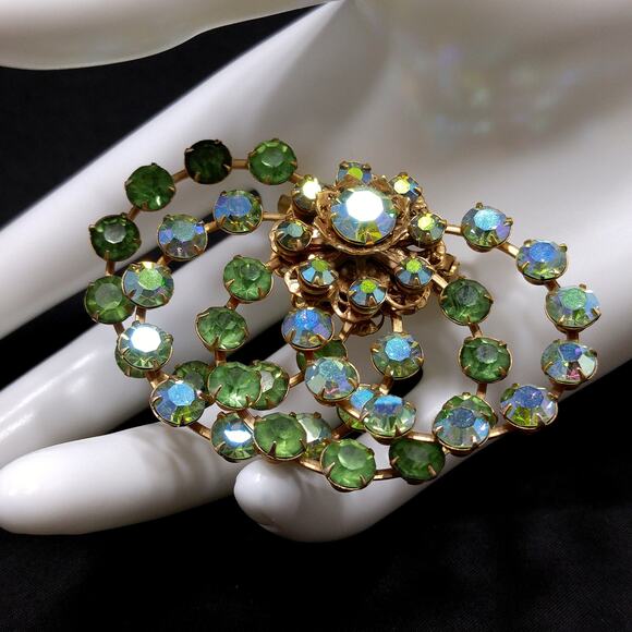 Lisa Jewels Peridot Green Rhinestone Brooch, Gold Plated, 1950s Vintage Jewelry - Picture 3 of 10
